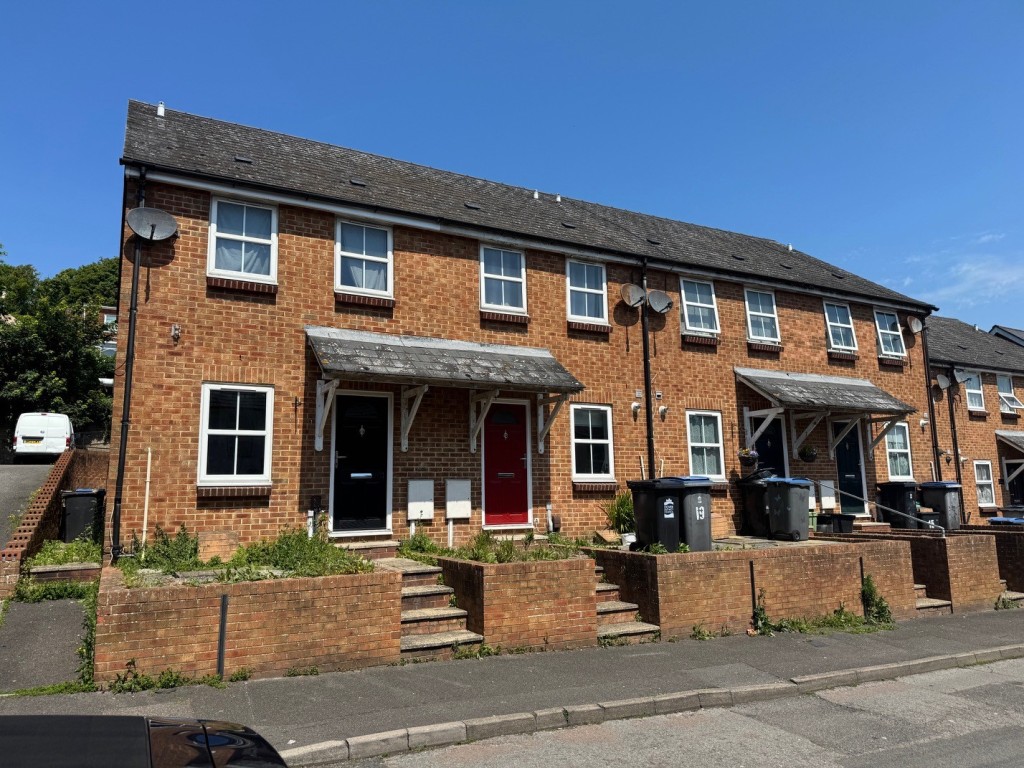 Lot: 8 - MODERN FREEHOLD TWO-BEDROOM TERRACE HOUSE FOR INVESTMENT - General view of terrace